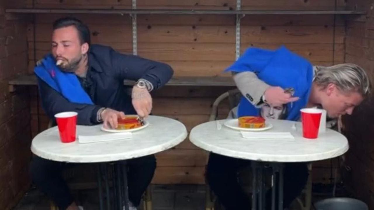 Surströmming-challenge Bas Smit scheidt de mannen van de mietjes