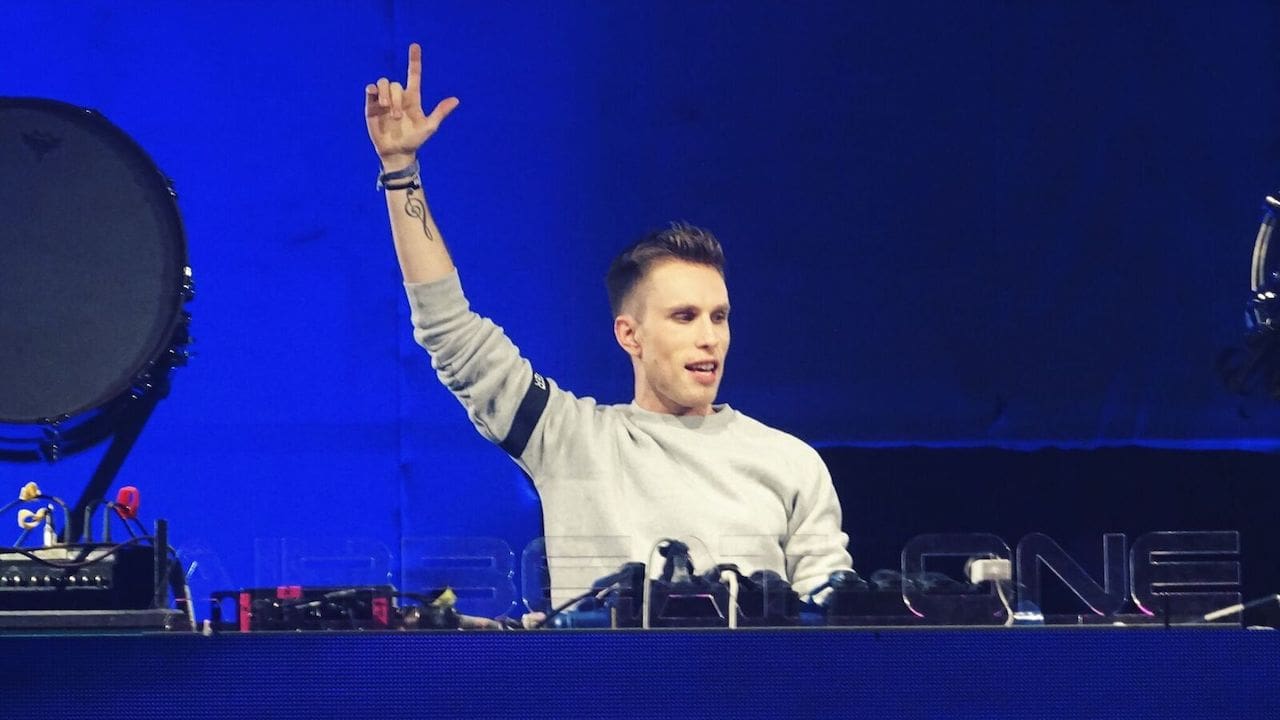 “Nicky Romero chanteert met naaktfoto”