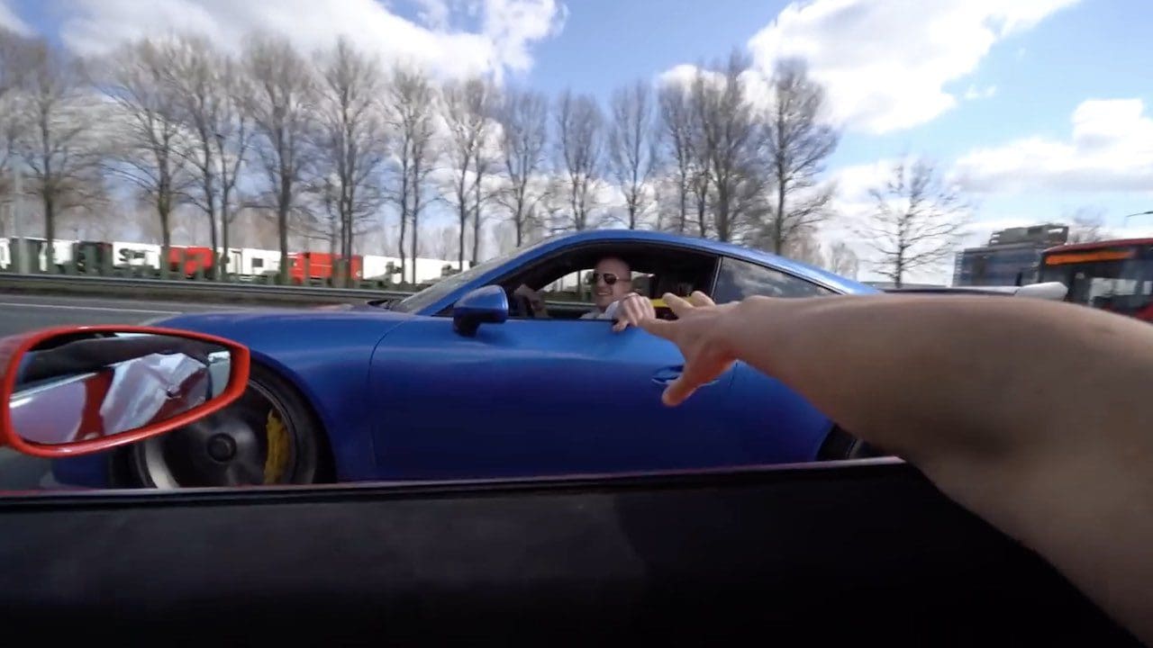 VIDEO: Gio stunt met Ferrari op de snelweg