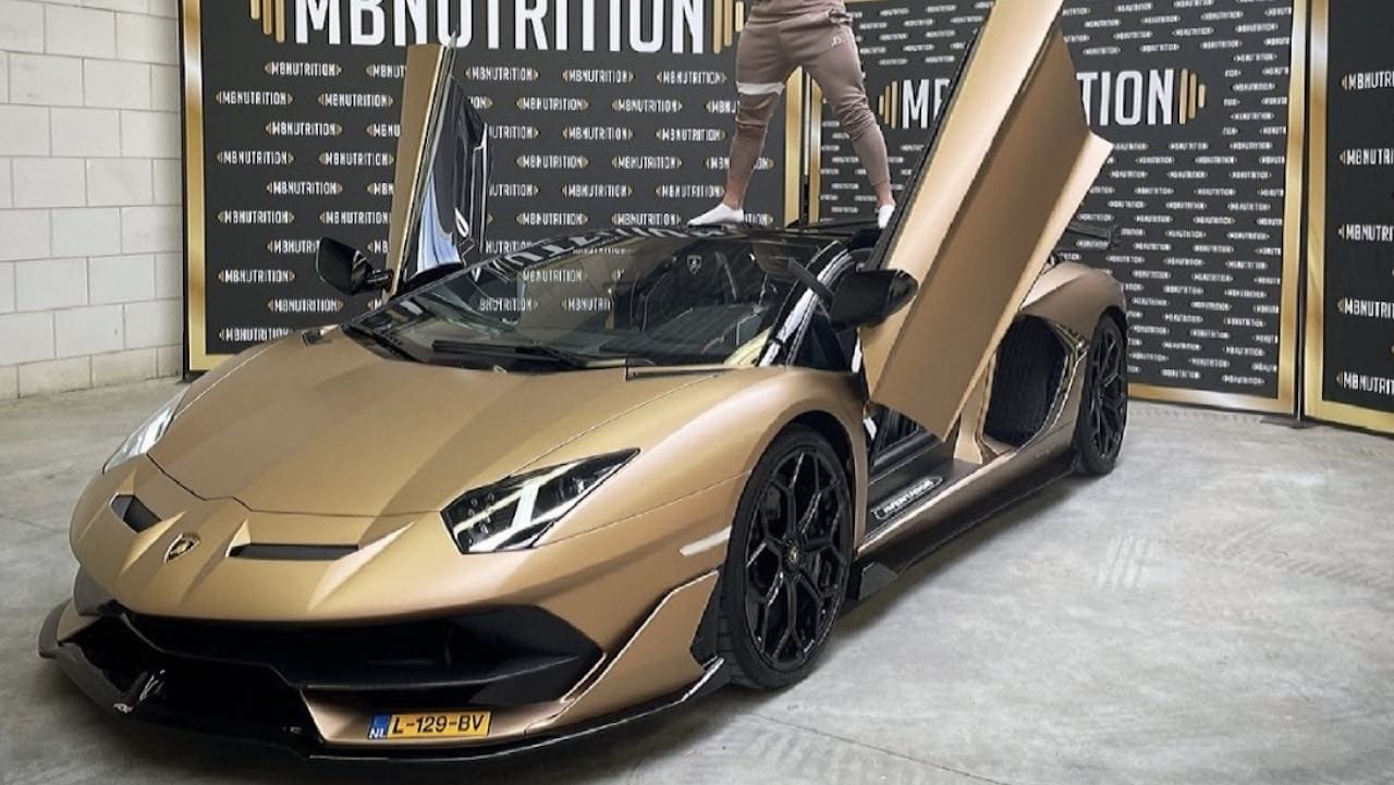 Joel Beukers-imitatie koopt nieuwe Lambo, wordt meteen aangehouden