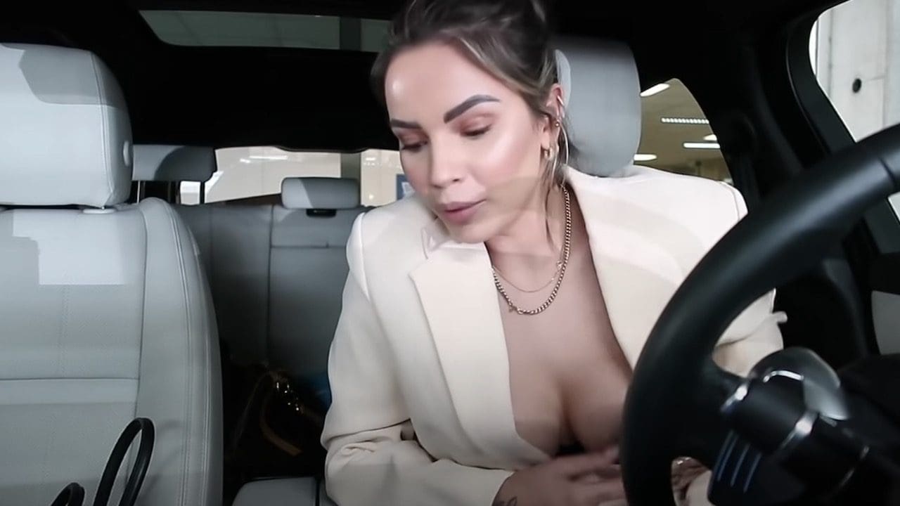 Oeps! Monica Geuze flasht boobs in nieuwe vlog