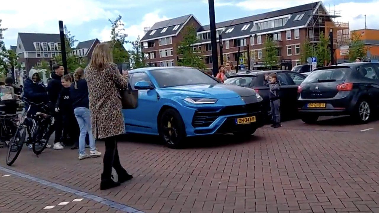 Fans bestormen de Lamborghini van Enzo Knol