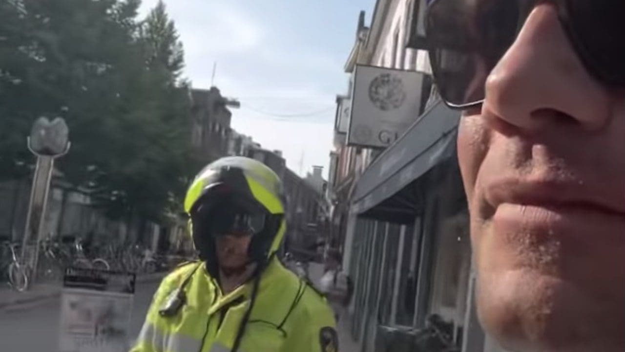 Video: Alex Soze draait door, politie houdt hem aan