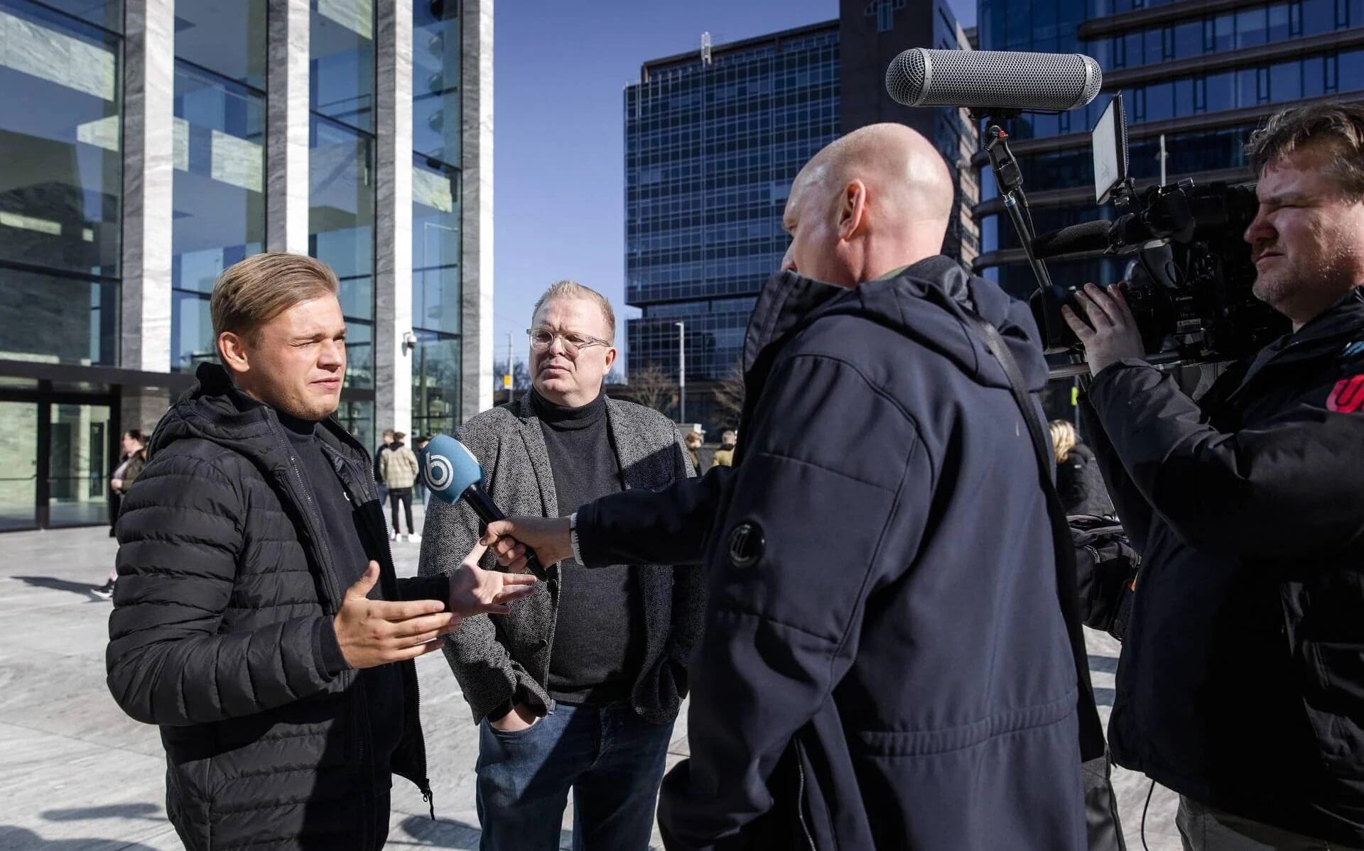 Jan Roos en Dennis Schouten laten iets horen vanuit de rechtbank