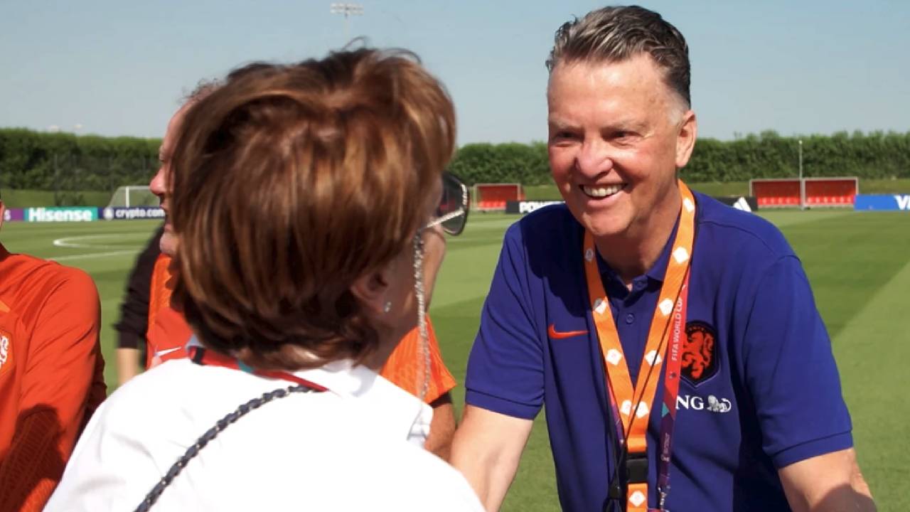 Louis van Gaal nodigt vrouw uit om een ‘wippie te maken’