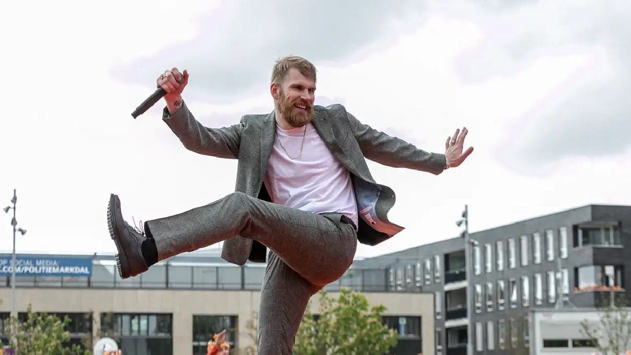 StukTV Stefan Jurriens zet een bijzondere tattoo