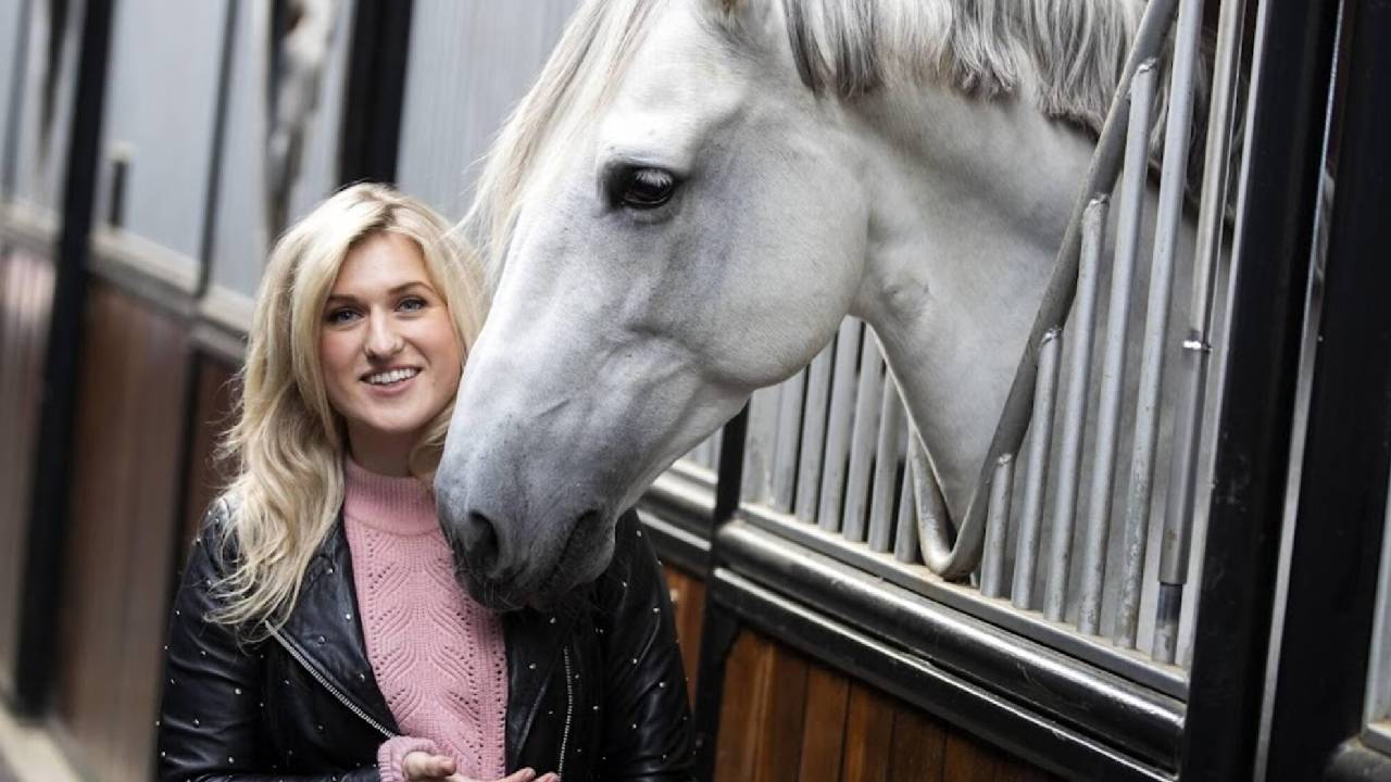 Britt Dekker trots op haar paard: ‘weer een lief kindje gelukkig gemaakt’