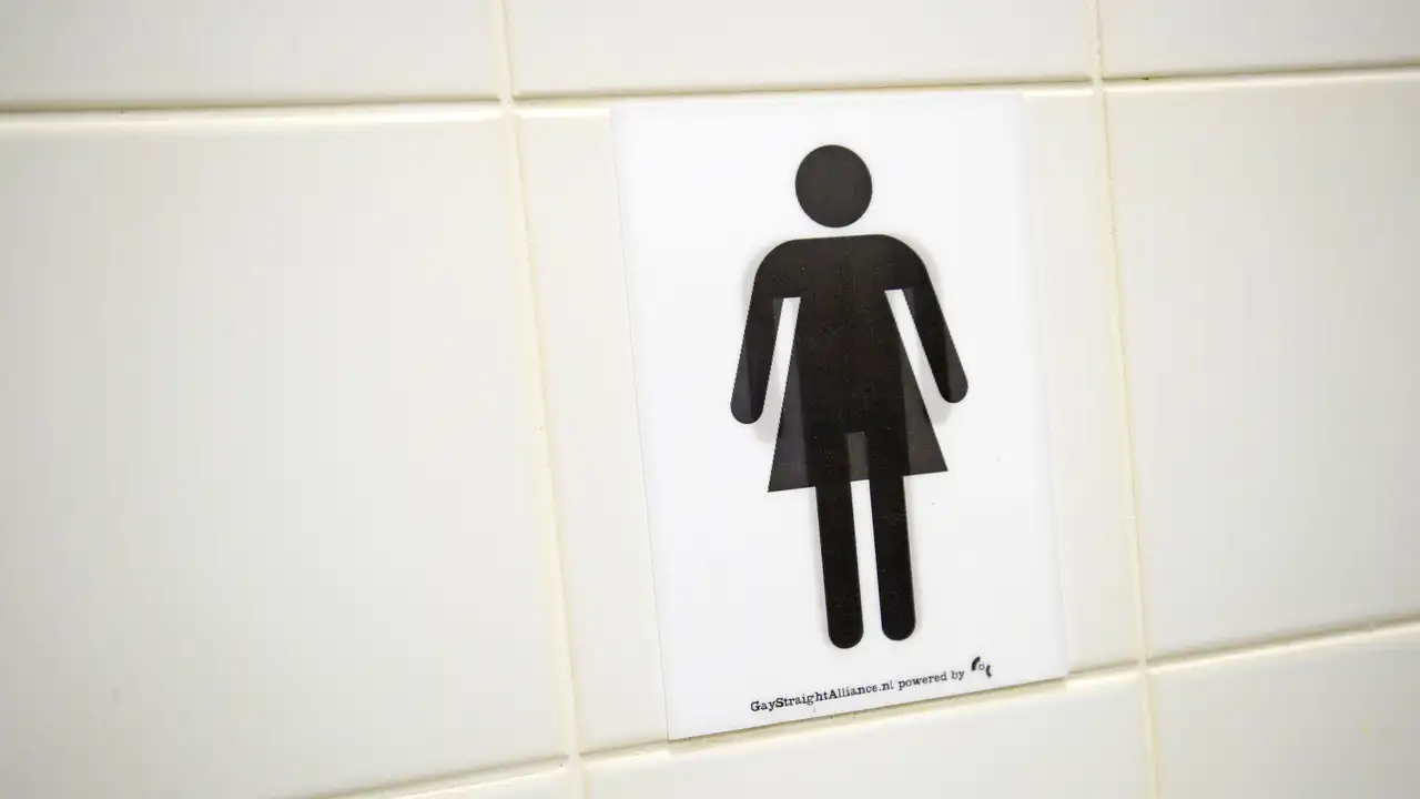 De mensheid is helemaal doorgeslagen: Genderneutrale wc’s op stadhuis Amsterdam