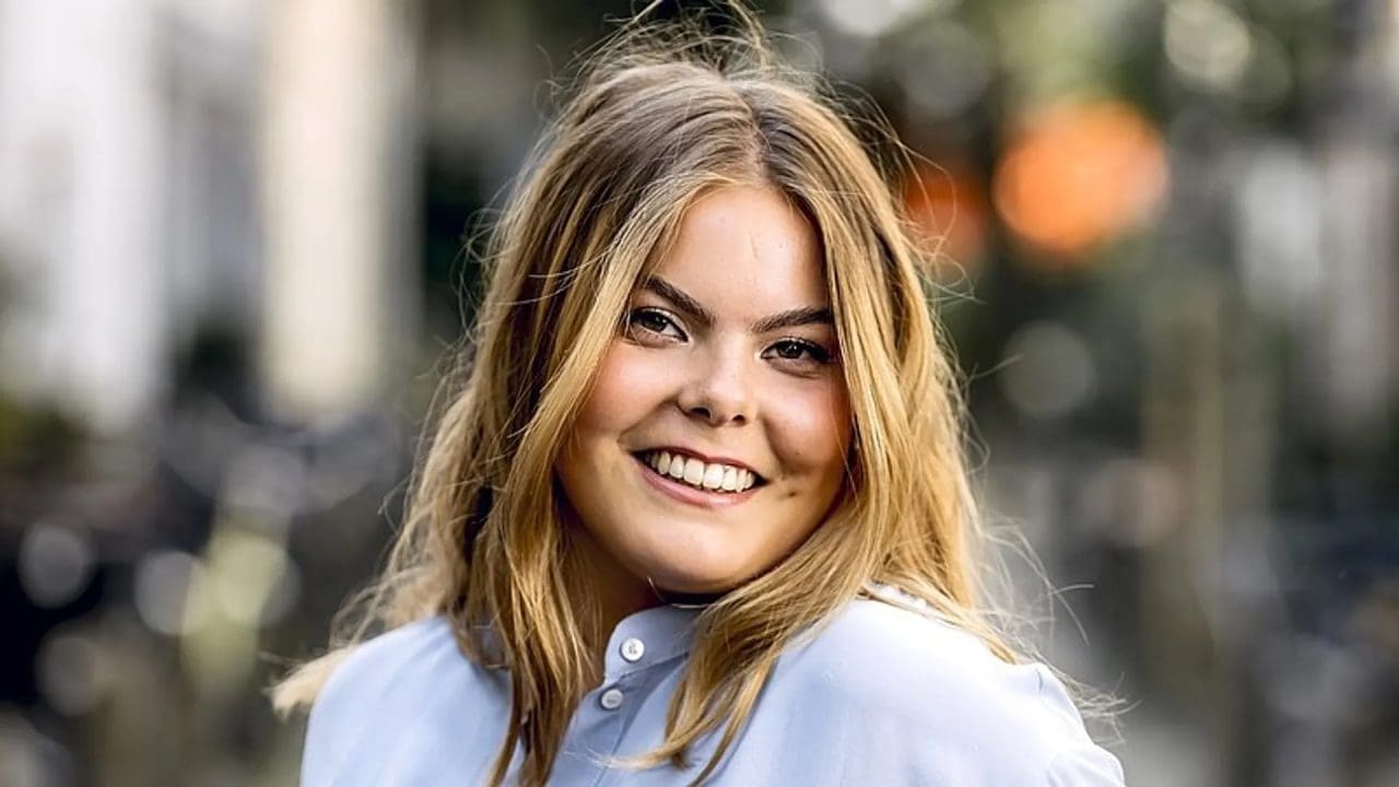 Eloïse van Oranje deelt haar koninklijke boezem in een doorschijnend topje