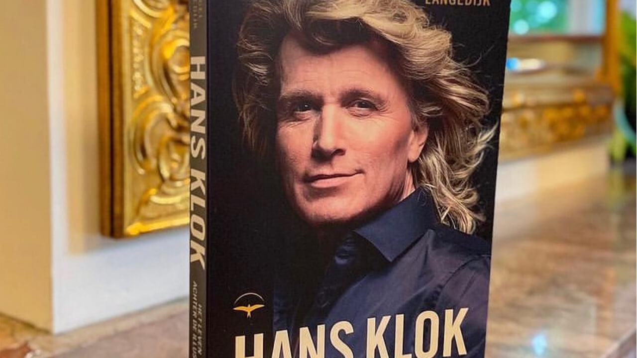 Hans Klok roast Monique Westenberg en Sarah van Soelen: ‘Halve travestieten’