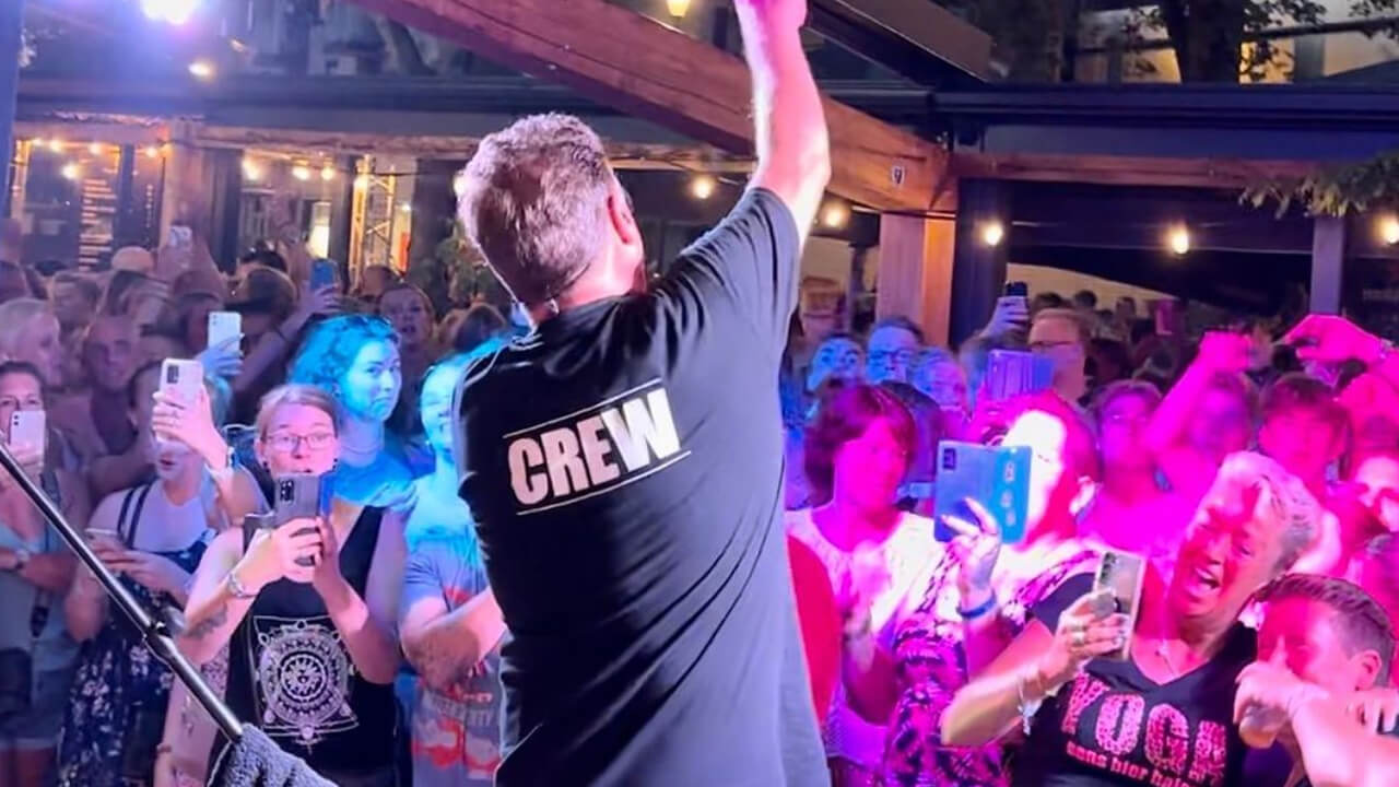 Wolter Kroes meldt zich ‘ziek’, maar zingt op kermis Volendam