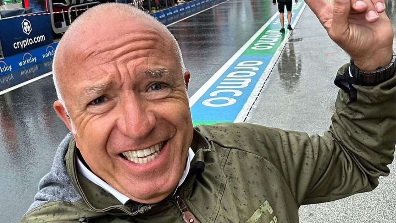 Tom Coronel doet Dries Roelvink na en laat snikkel zien