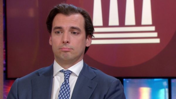 Thierry Baudet in ziekenhuis na aanval met bierflesje: ‘Behandeld door traumachirurg’