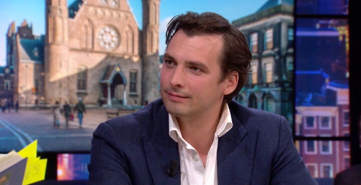 Jongen die Thierry Baudet met bierfles sloeg hoort straf: ’80 uur werkstraf en 19 dagen de cel in’