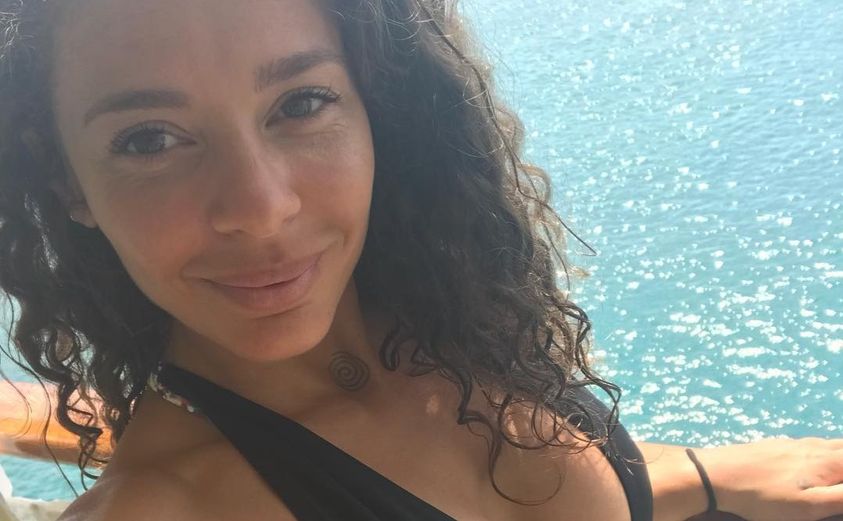 Fajah Lourens doet schokkende onthulling: ‘Groeide op met verslaafde ouders’