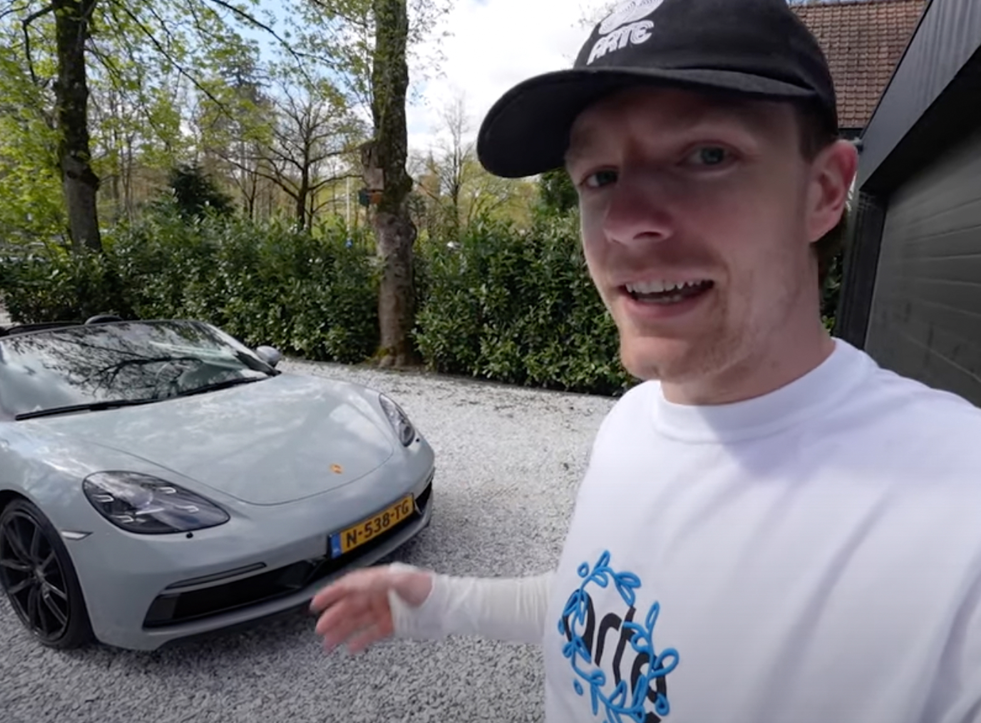 Enzo Knol rijdt schade in auto van vriendin: ‘Maar ik heb wel heerlijk gereden’