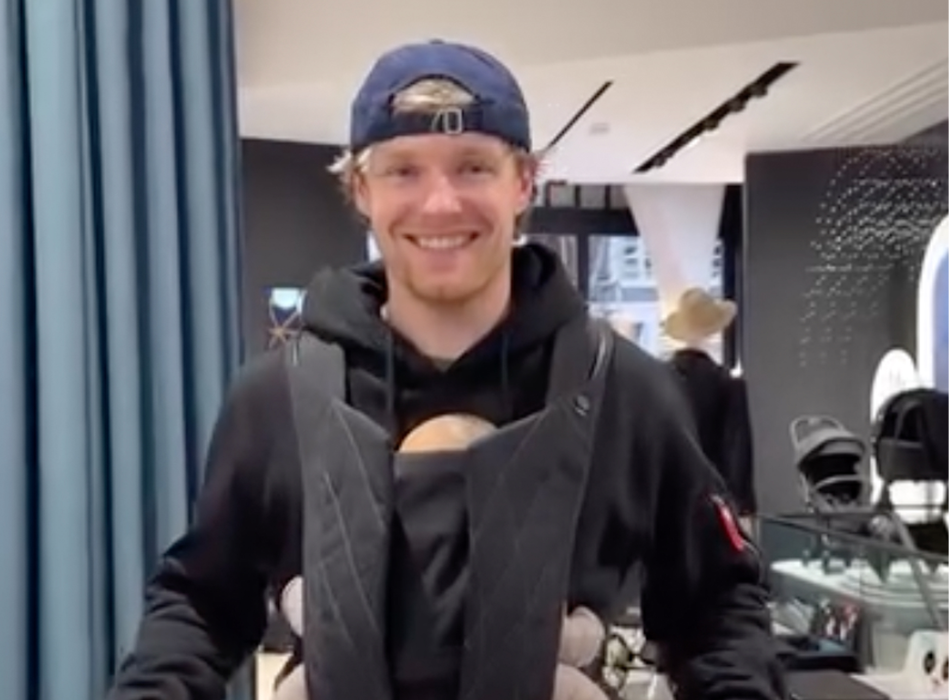 Scoop: Enzo Knol en vriendin gespot met baby