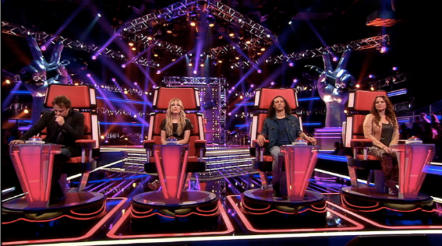 Beelden: draaistoelen van The Voice of Holland bij het grofvuil geplaatst