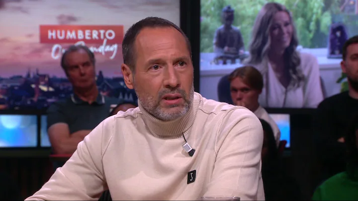 Voormalig Ajax-trainer John van ‘t Schip voert intieme gesprekken met jonge meiden: ‘Kan ik ook bij je logeren dan?’