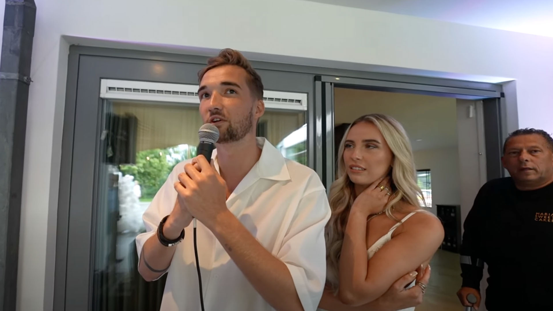 Gio Latooy geeft gender reveal feest: ‘Het is de bedoeling dat iedereen zijn telefoon weg doet’