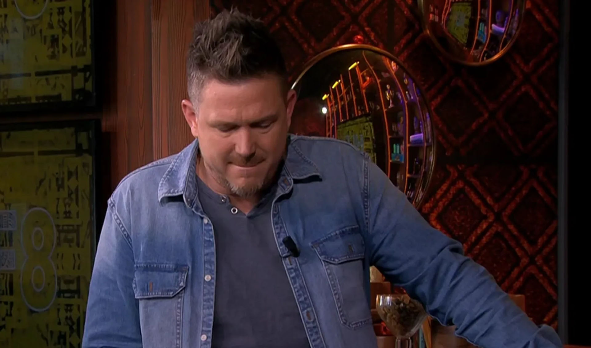 Johnny de Mol laat plekje van gezicht verwijderen: ‘Niet goed’