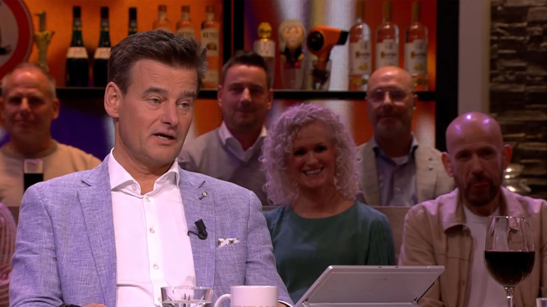 Zien: Wilfred Genee zingt nieuwe hit live: ‘Vals gezongen’